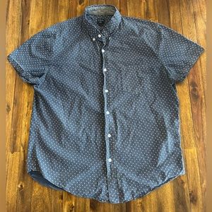 Men’s short-sleeve slim J.Crew oxford shirt. Size L. Blue with white shapes.